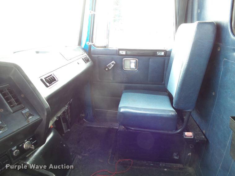 image for item J5450 1993 Volvo WG semi truck