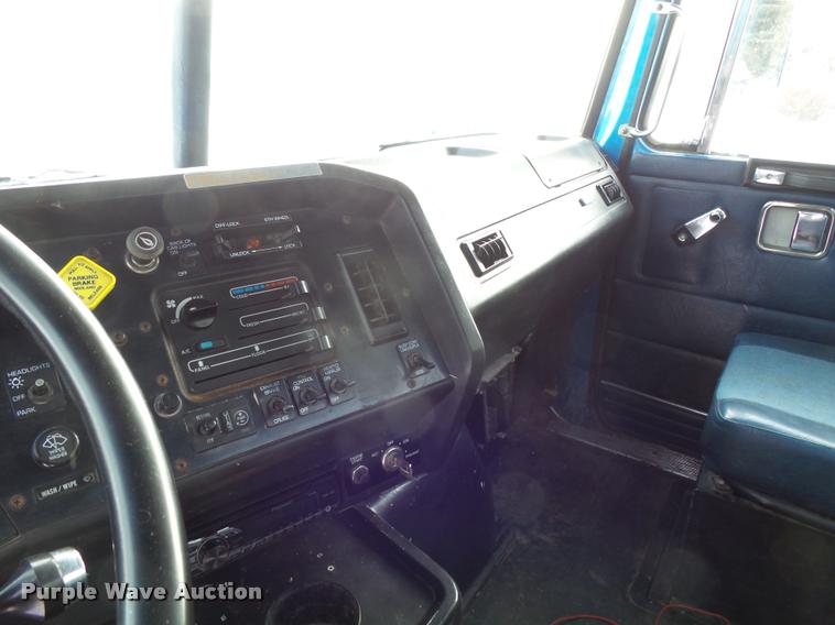 image for item J5450 1993 Volvo WG semi truck