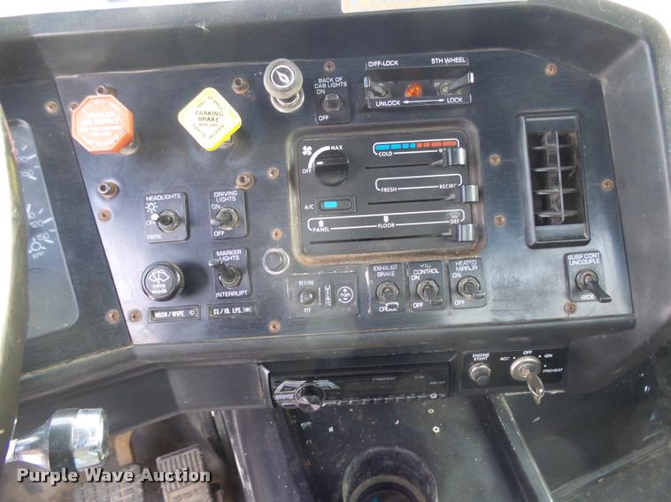 image for item J5450 1993 Volvo WG semi truck