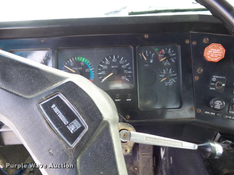 image for item J5450 1993 Volvo WG semi truck