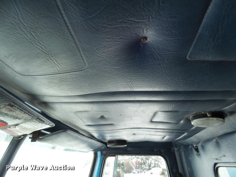 image for item J5450 1993 Volvo WG semi truck