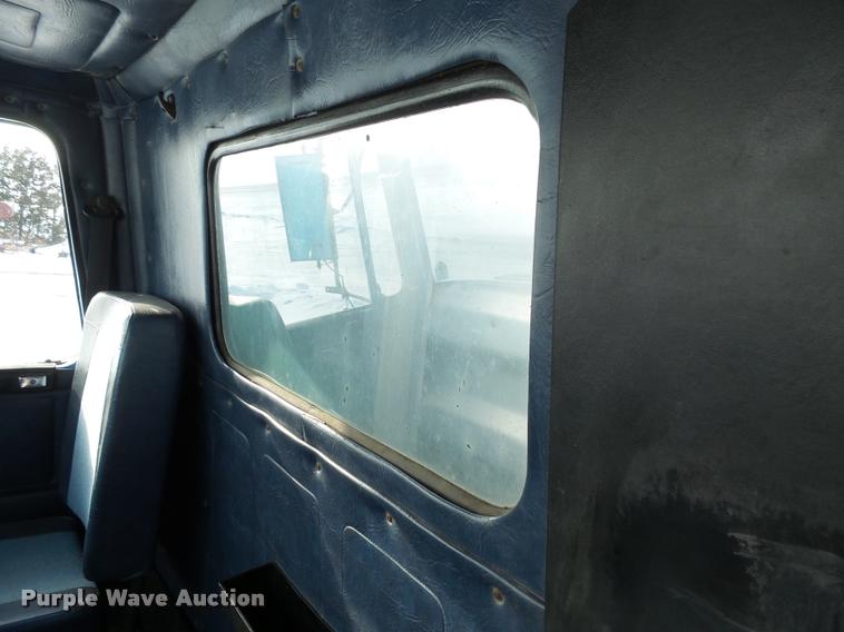 image for item J5450 1993 Volvo WG semi truck