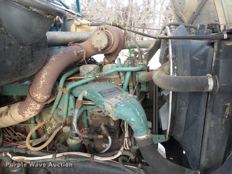 image for item J5450 1993 Volvo WG semi truck