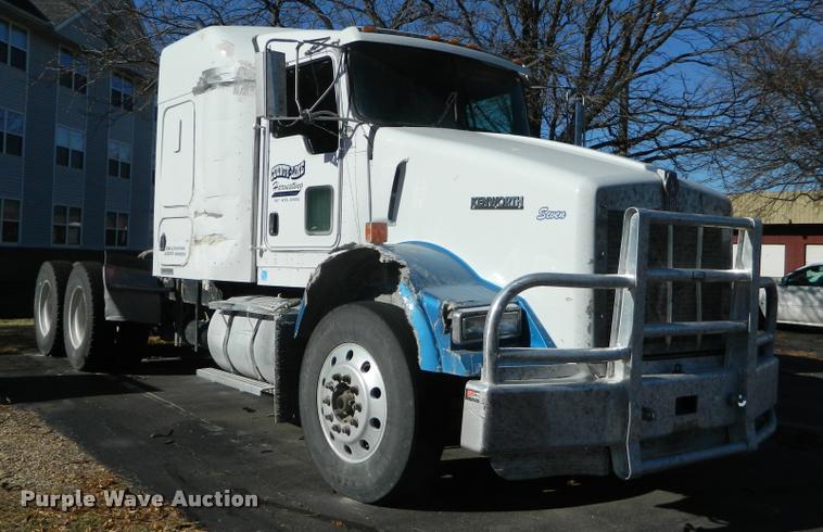 image for item J8813 2005 Kenworth T800 semi truck