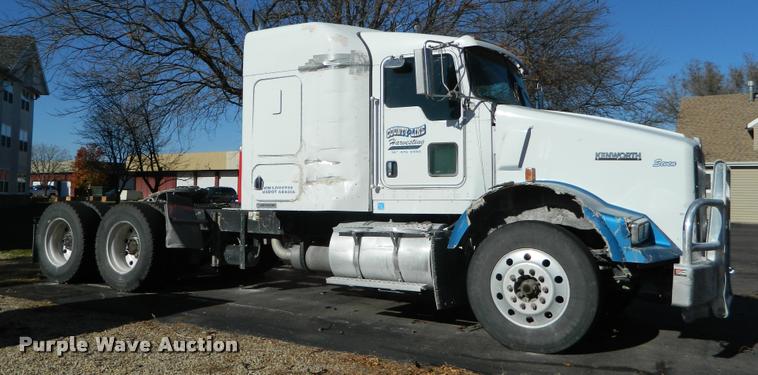 image for item J8813 2005 Kenworth T800 semi truck