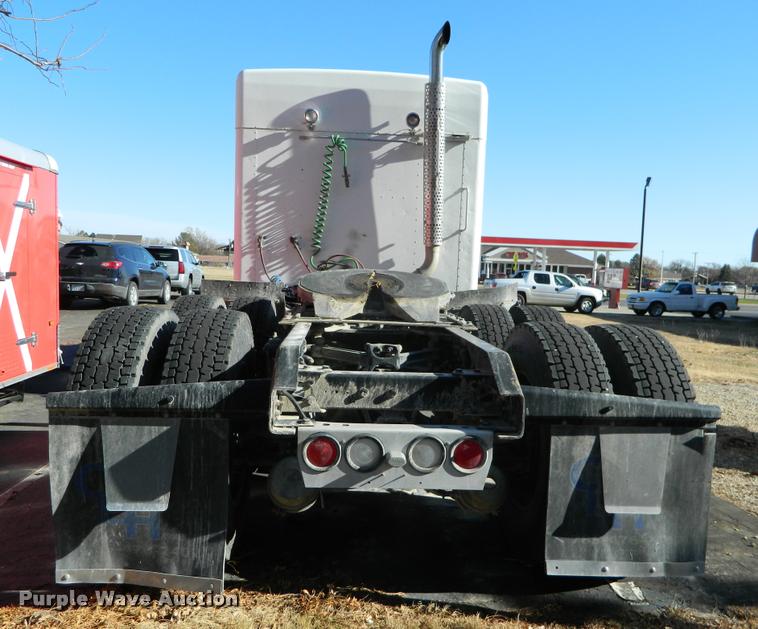 image for item J8813 2005 Kenworth T800 semi truck