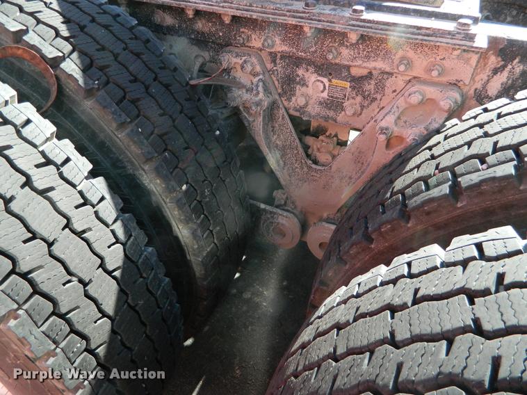 image for item J8813 2005 Kenworth T800 semi truck