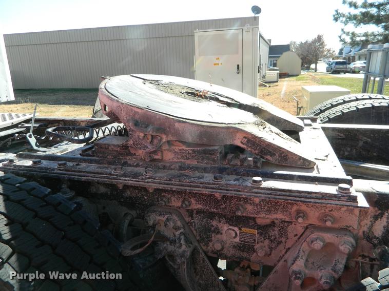 image for item J8813 2005 Kenworth T800 semi truck