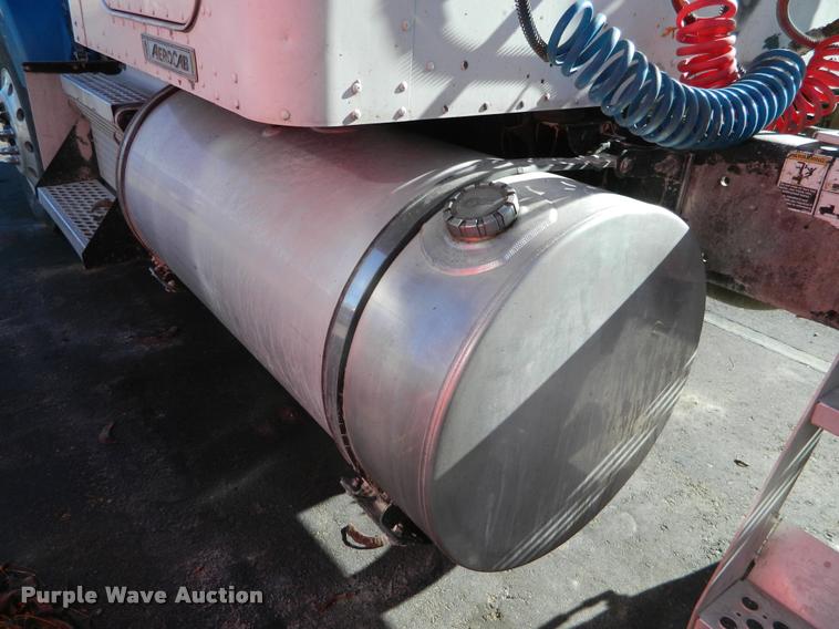 image for item J8813 2005 Kenworth T800 semi truck