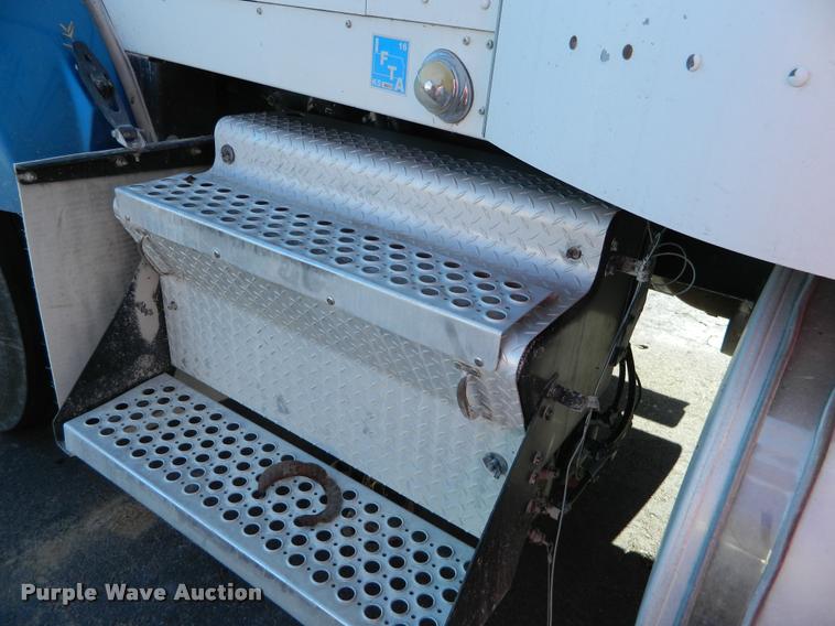 image for item J8813 2005 Kenworth T800 semi truck