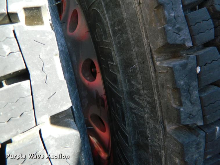 image for item J8813 2005 Kenworth T800 semi truck