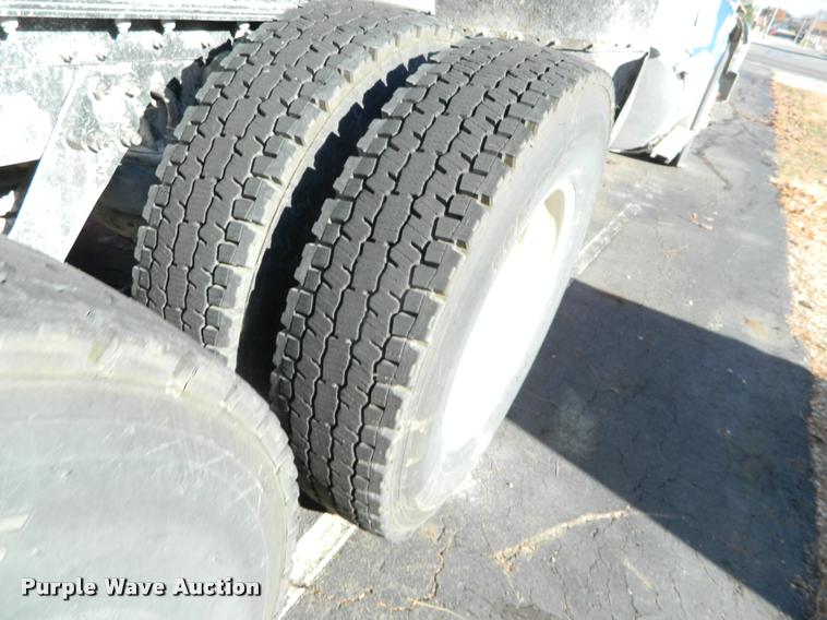 image for item J8813 2005 Kenworth T800 semi truck