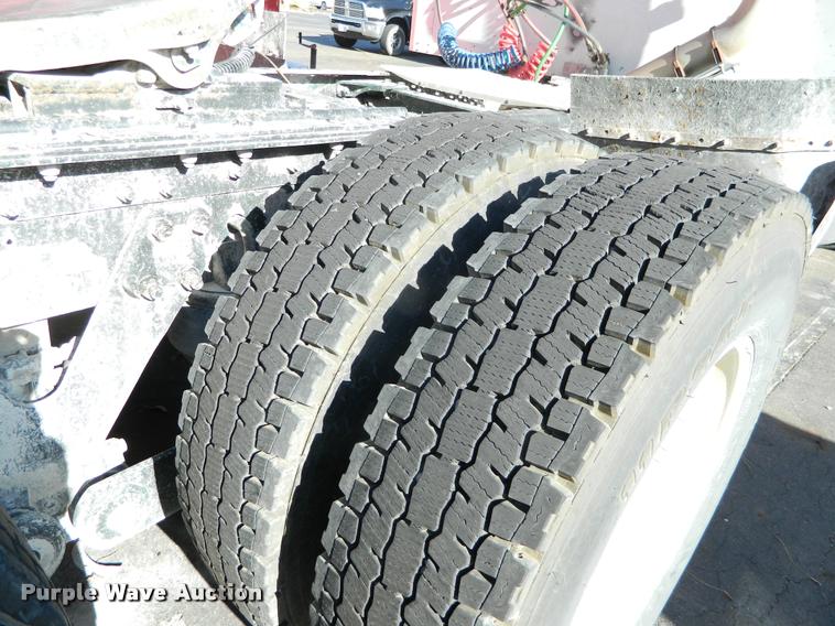 image for item J8813 2005 Kenworth T800 semi truck