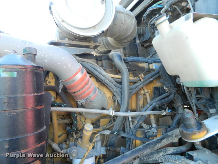 image for item J8813 2005 Kenworth T800 semi truck