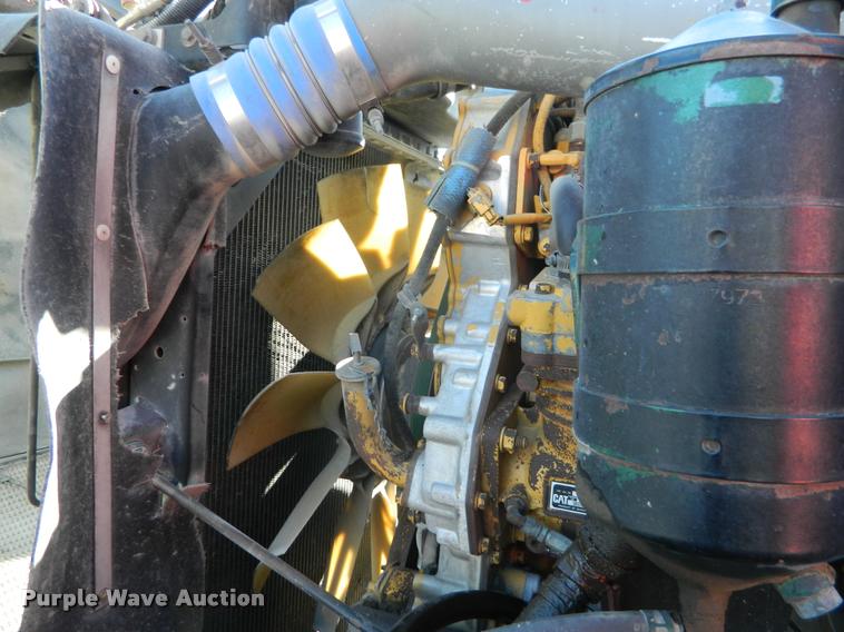 image for item J8813 2005 Kenworth T800 semi truck