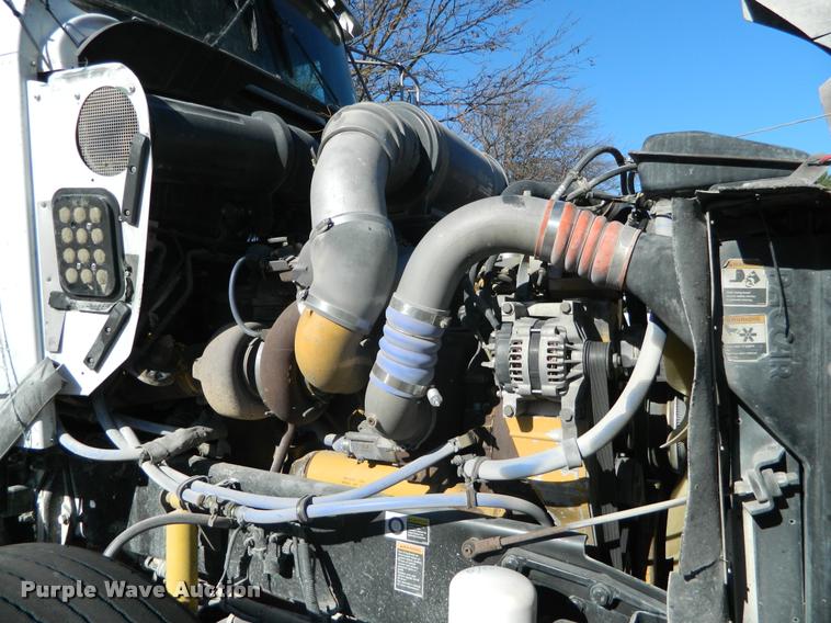 image for item J8813 2005 Kenworth T800 semi truck