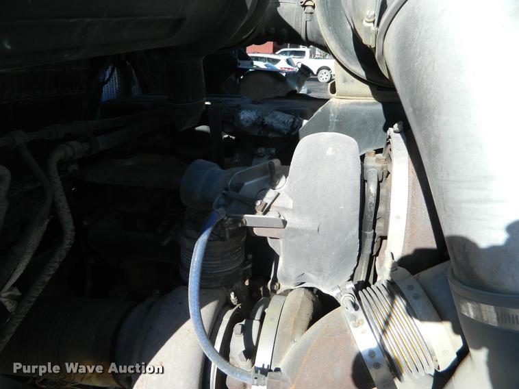 image for item J8813 2005 Kenworth T800 semi truck