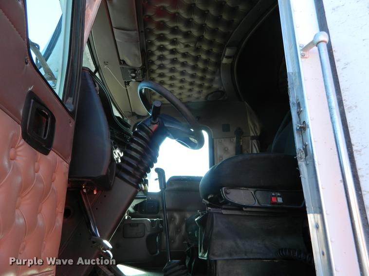 image for item J8813 2005 Kenworth T800 semi truck