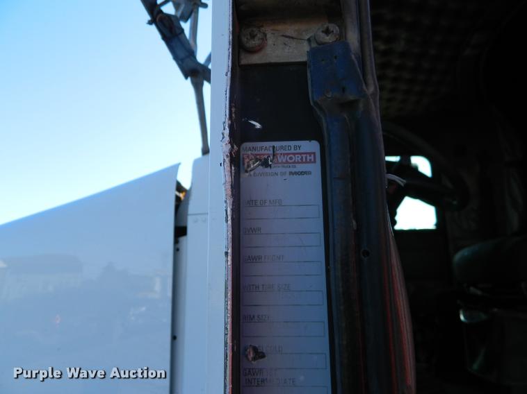 image for item J8813 2005 Kenworth T800 semi truck