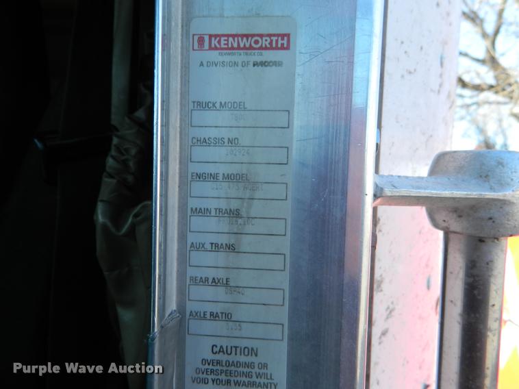 image for item J8813 2005 Kenworth T800 semi truck