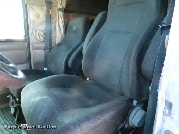 image for item J8813 2005 Kenworth T800 semi truck