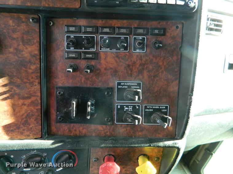 image for item J8813 2005 Kenworth T800 semi truck