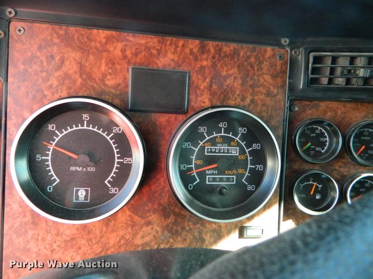 image for item J8813 2005 Kenworth T800 semi truck