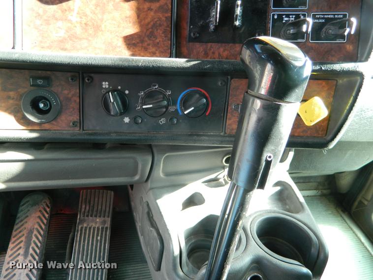 image for item J8813 2005 Kenworth T800 semi truck
