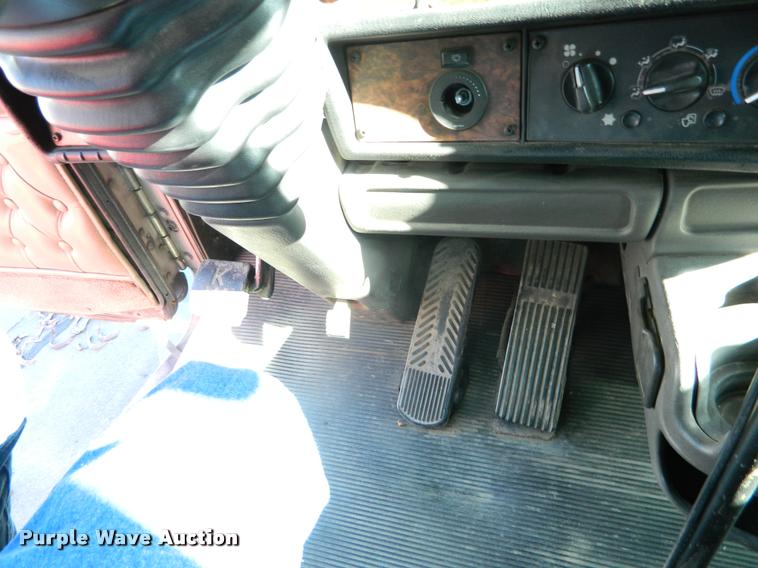 image for item J8813 2005 Kenworth T800 semi truck