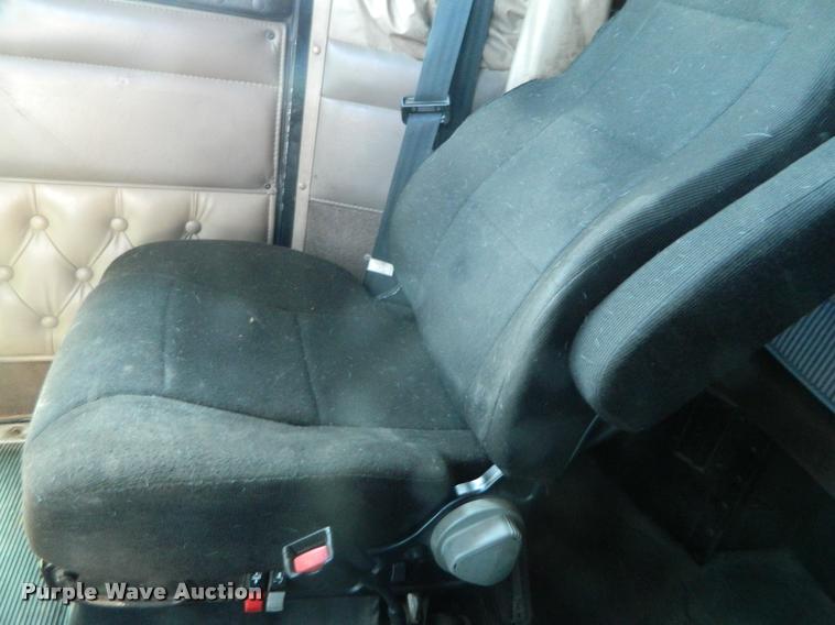 image for item J8813 2005 Kenworth T800 semi truck