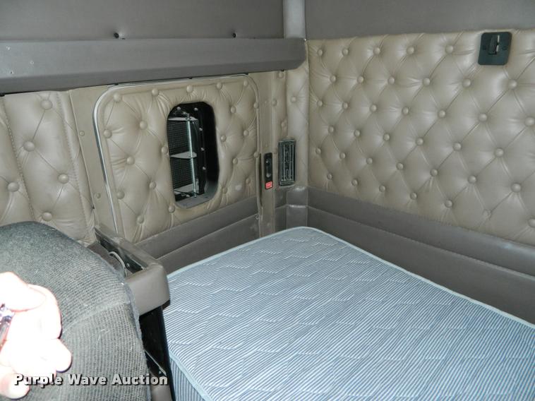 image for item J8813 2005 Kenworth T800 semi truck