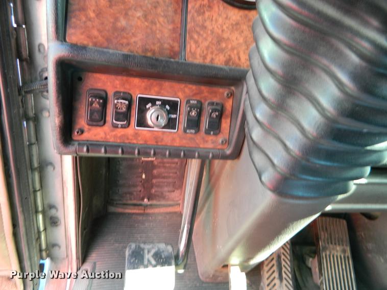 image for item J8813 2005 Kenworth T800 semi truck