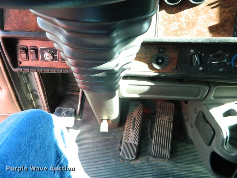 image for item J8813 2005 Kenworth T800 semi truck