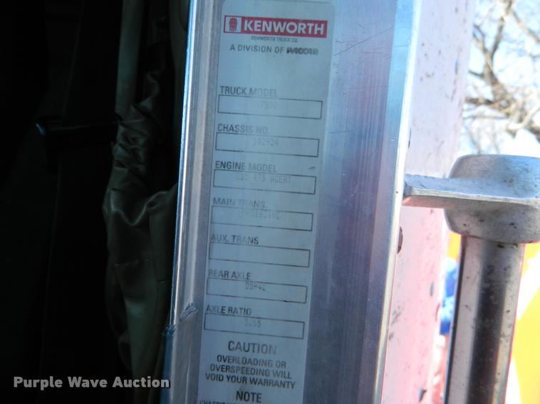 image for item J8813 2005 Kenworth T800 semi truck