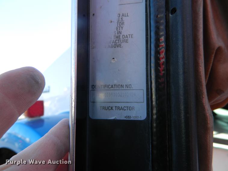 image for item J8813 2005 Kenworth T800 semi truck