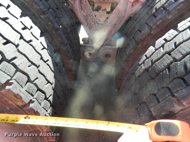 image for item J8813 2005 Kenworth T800 semi truck