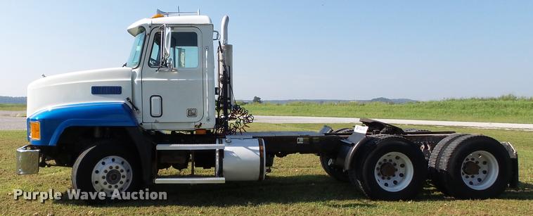 image for item K3360 1996 Mack CH613 semi truck