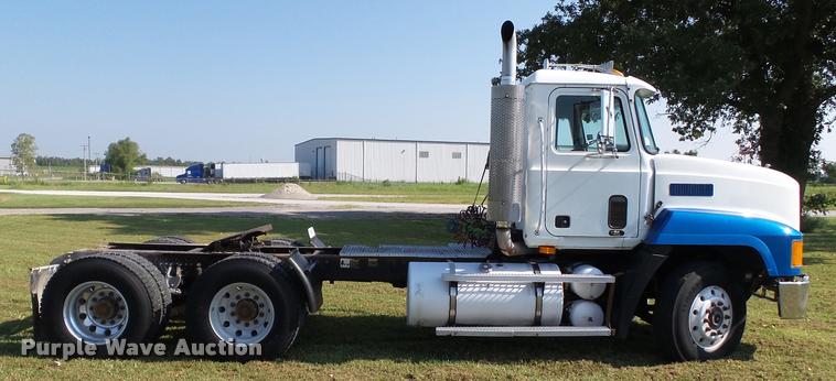 image for item K3360 1996 Mack CH613 semi truck
