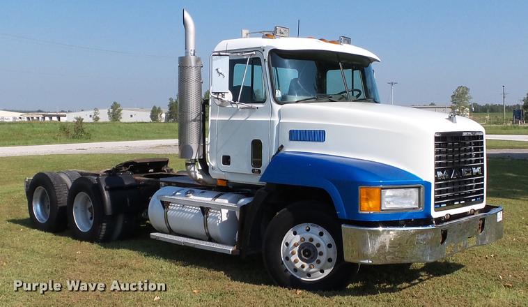 image for item K3360 1996 Mack CH613 semi truck