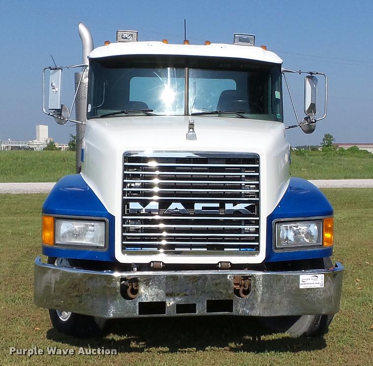image for item K3360 1996 Mack CH613 semi truck