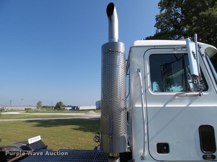 image for item K3360 1996 Mack CH613 semi truck