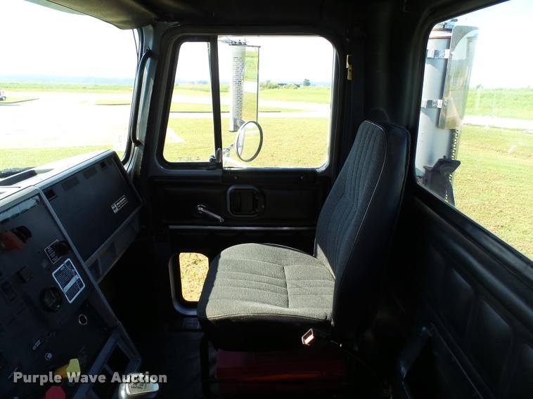 image for item K3360 1996 Mack CH613 semi truck