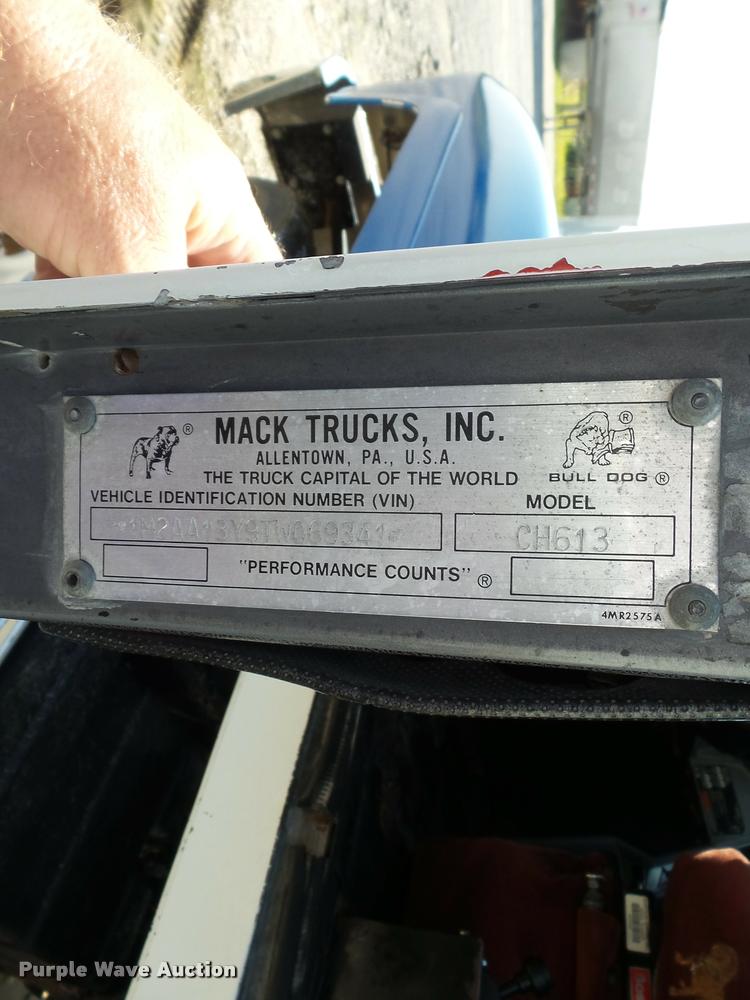 image for item K3360 1996 Mack CH613 semi truck