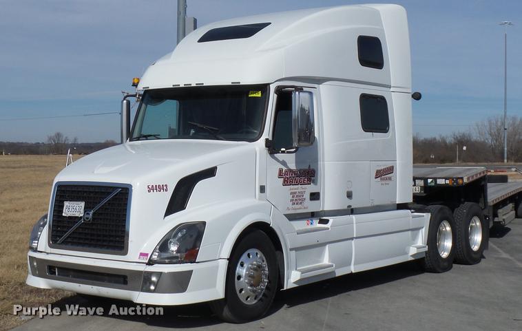 image for item L4533 2011 Volvo VNL semi truck