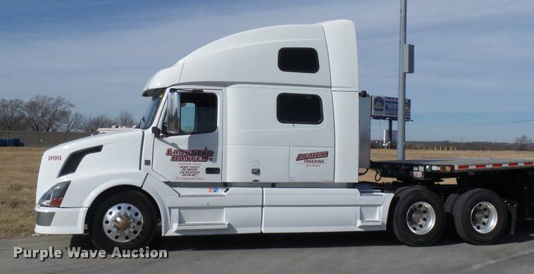 image for item L4533 2011 Volvo VNL semi truck