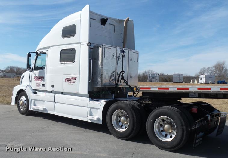 image for item L4533 2011 Volvo VNL semi truck