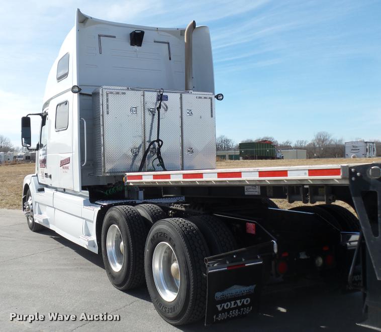 image for item L4533 2011 Volvo VNL semi truck