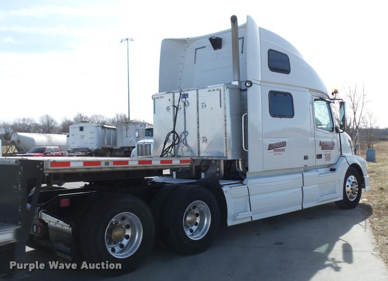 image for item L4533 2011 Volvo VNL semi truck