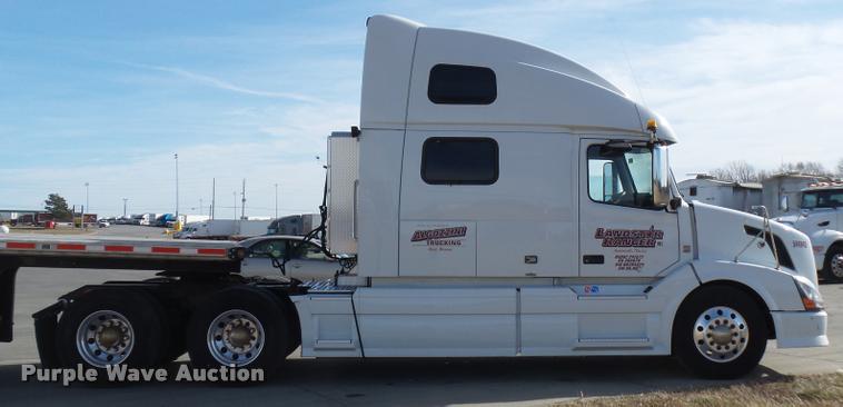 image for item L4533 2011 Volvo VNL semi truck