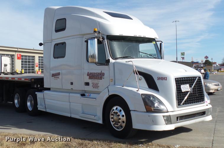 image for item L4533 2011 Volvo VNL semi truck